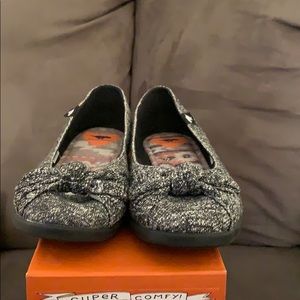 grey, white, and black bow flats.